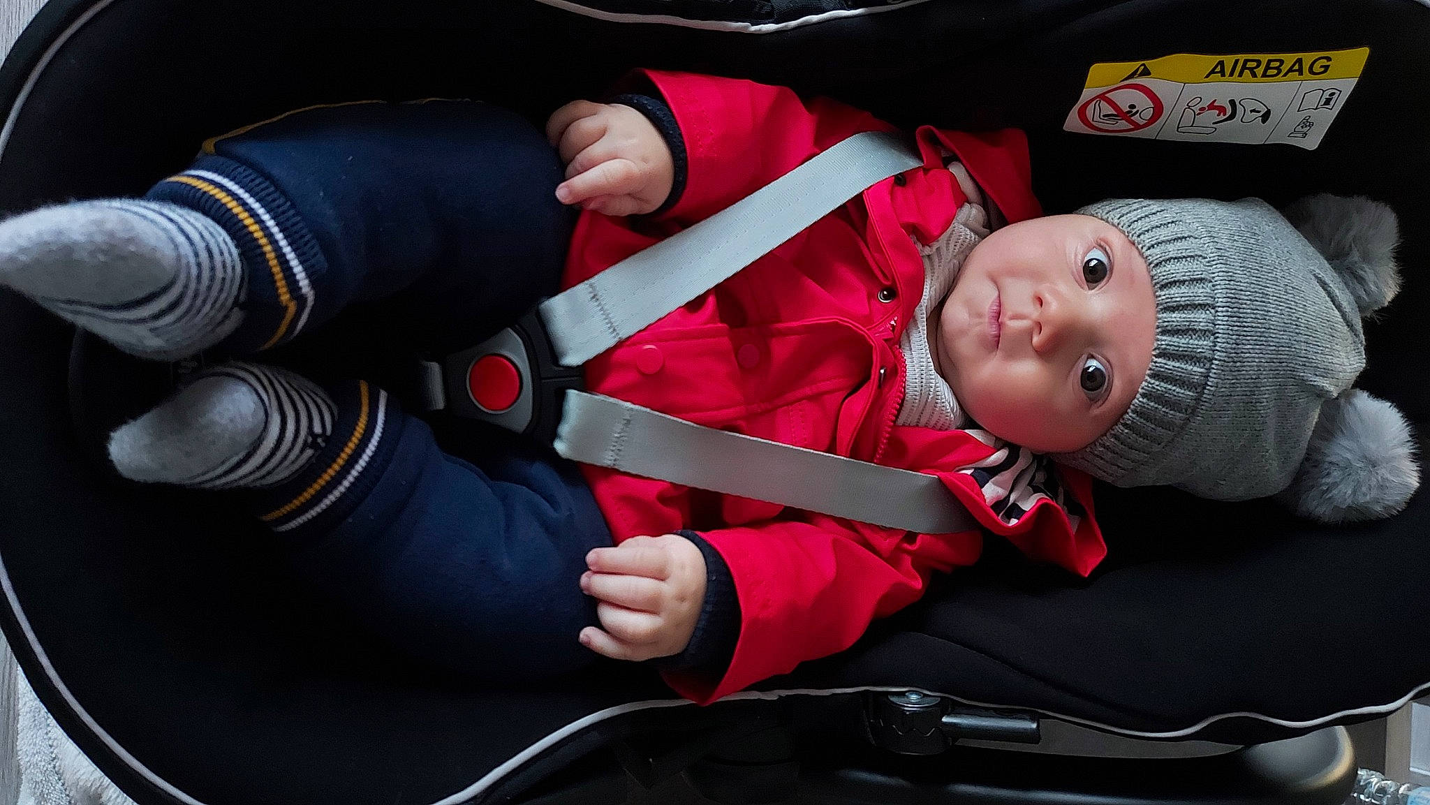 Louis a rejoint le concours — aidez-le/la à gagner de superbes lots ! auto_part, automotive_design, baby, baby_carriage, baby_in_car_seat, baby_products, car, car_seat, child, comfort, finger, hand, headgear, motor_vehicle, outerwear, steering_wheel, toddler, vehicle, vehicle_door, window