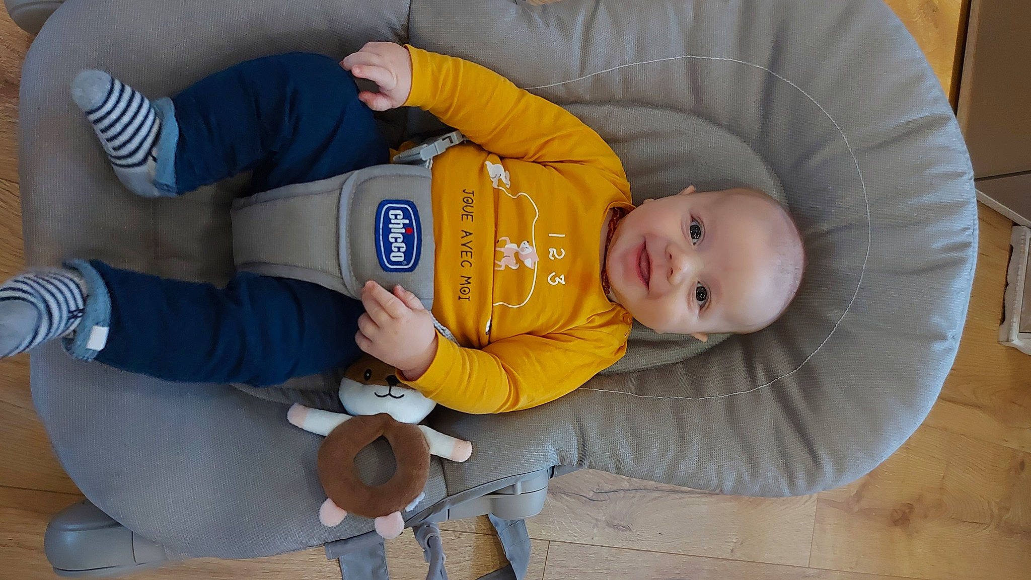 Louis participe au concours pour gagner de l'argent avec cette photo : arm, baby, baby_products, baby_toddler_clothing, child, clothing, comfort, elbow, fun, human_body, orange, people, person, product, room, sitting, sleeve, smile, textile, toddler