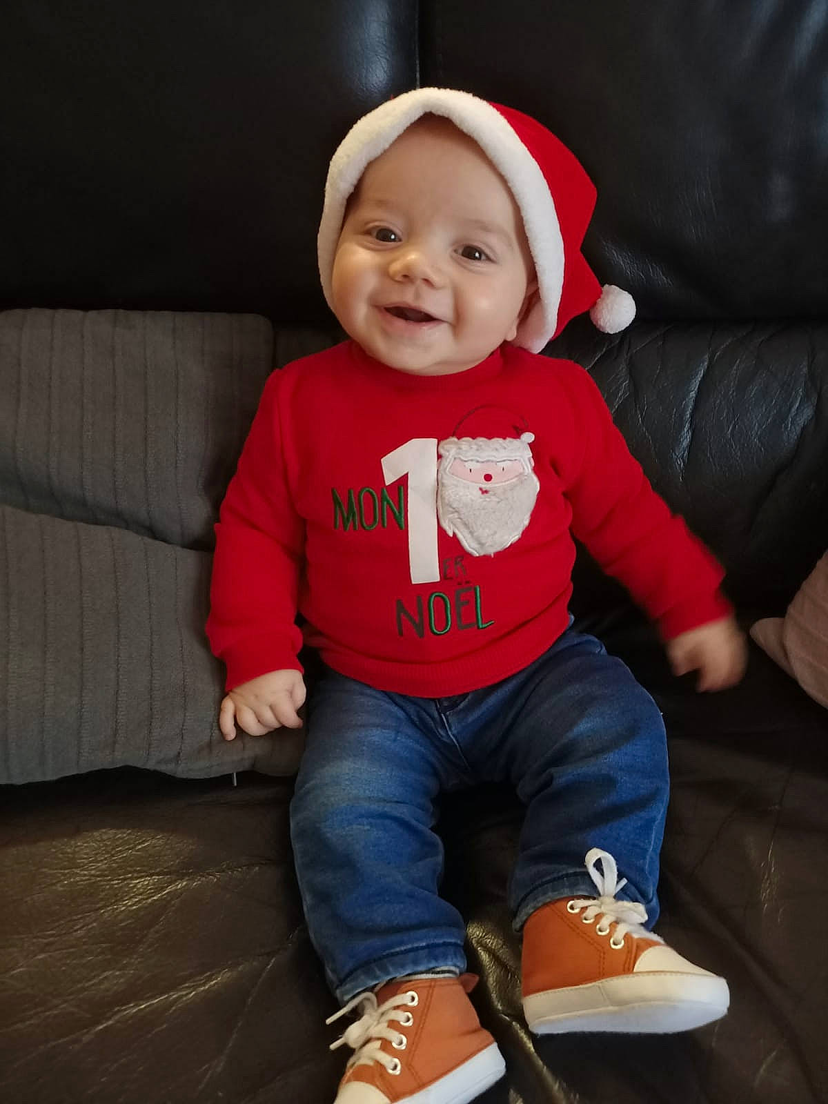 Louis participe au concours pour gagner de l'argent avec cette photo : baby, baby_toddler_clothing, cap, clothing, comfort, cool, happy, headwear, jeans, joy, knee, lap, leg, person, sleeve, smile, sneakers, standing, t_shirt, textile