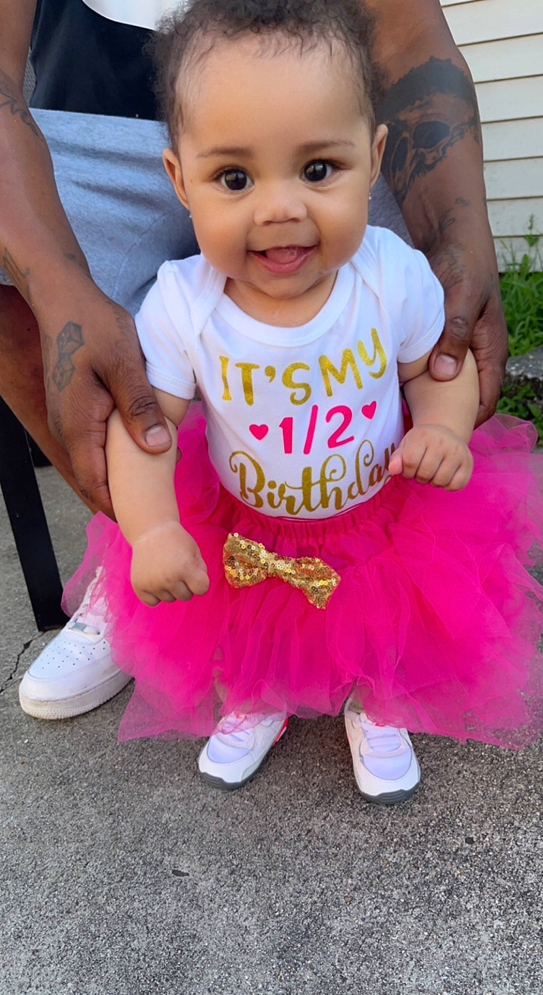 Caloni is registered to the contest to win money with this photo: baby, baby_toddler_clothing, ballet_tutu, child, cool, facial_expression, fun, gesture, grass, happy, joy, magenta, person, pink, product, shoe, sitting, sleeve, smile, standing