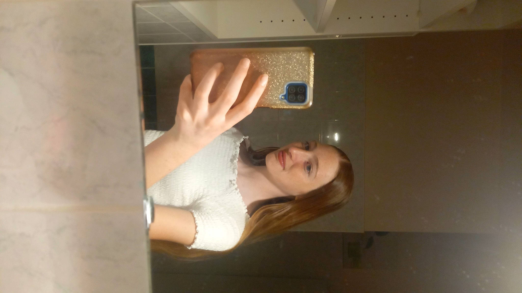 Justine a rejoint le concours — aidez-le/la à gagner de superbes lots ! abdomen, ceiling, chest, comfort, door, elbow, flash_photography, fun, gesture, human_leg, jaw, joy, person, plaster, room, thigh, thumb, vehicle_door, waist, window