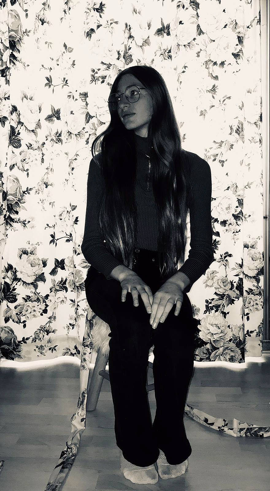 Justine a rejoint le concours — aidez-le/la à gagner de superbes lots ! black, black_and_white, black_hair, eyewear, fashion, fashion_design, flash_photography, grey, hairstyle, knee, lip, monochrome, monochrome_photography, person, photograph, sleeve, standing, style, textile, thigh