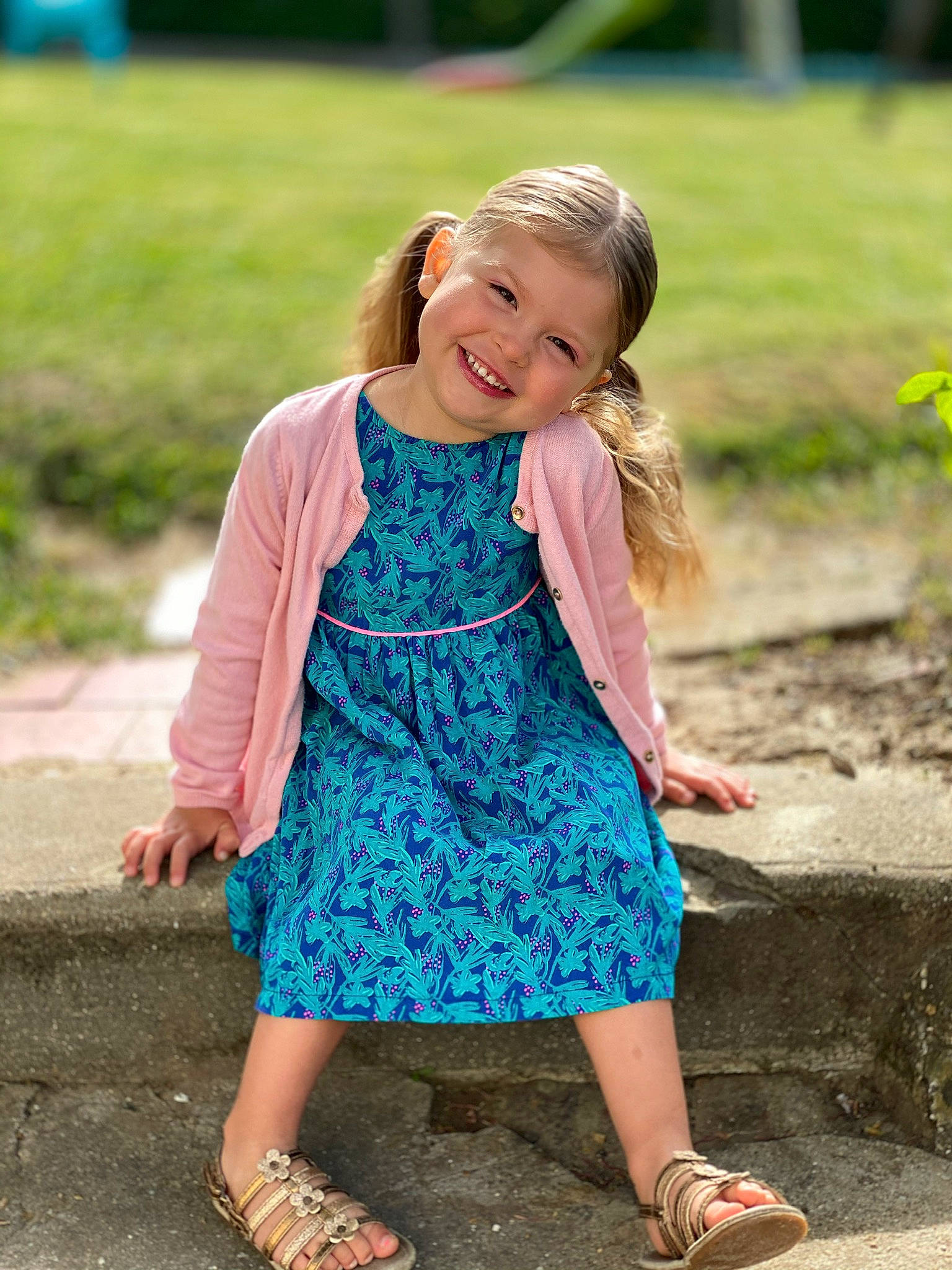 Marley a rejoint le concours — aidez-le/la à gagner de superbes lots ! blue, child, child_model, clothing, dress, footwear, grass, green, joy, pattern, person, photo_shoot, photograph, photography, pink, smile, summer, toddler, turquoise, vacation