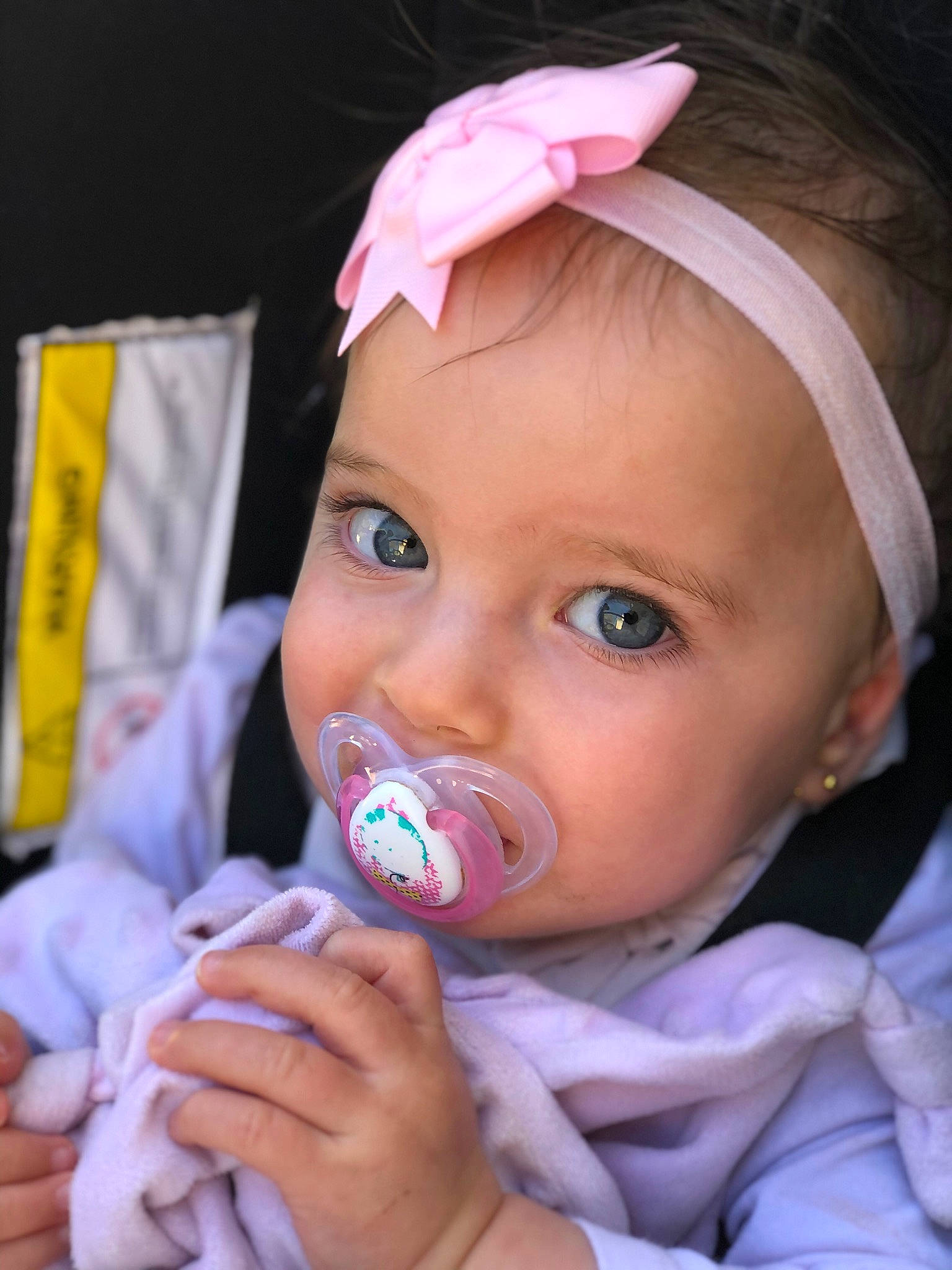 Beila a rejoint le concours — aidez-le/la à gagner de superbes lots ! baby, baby_toddler_clothing, cheek, chin, ear, eye, eyebrow, eyelash, face, finger, happy, iris, lip, mouth, nose, person, pink, purple, skin, toddler