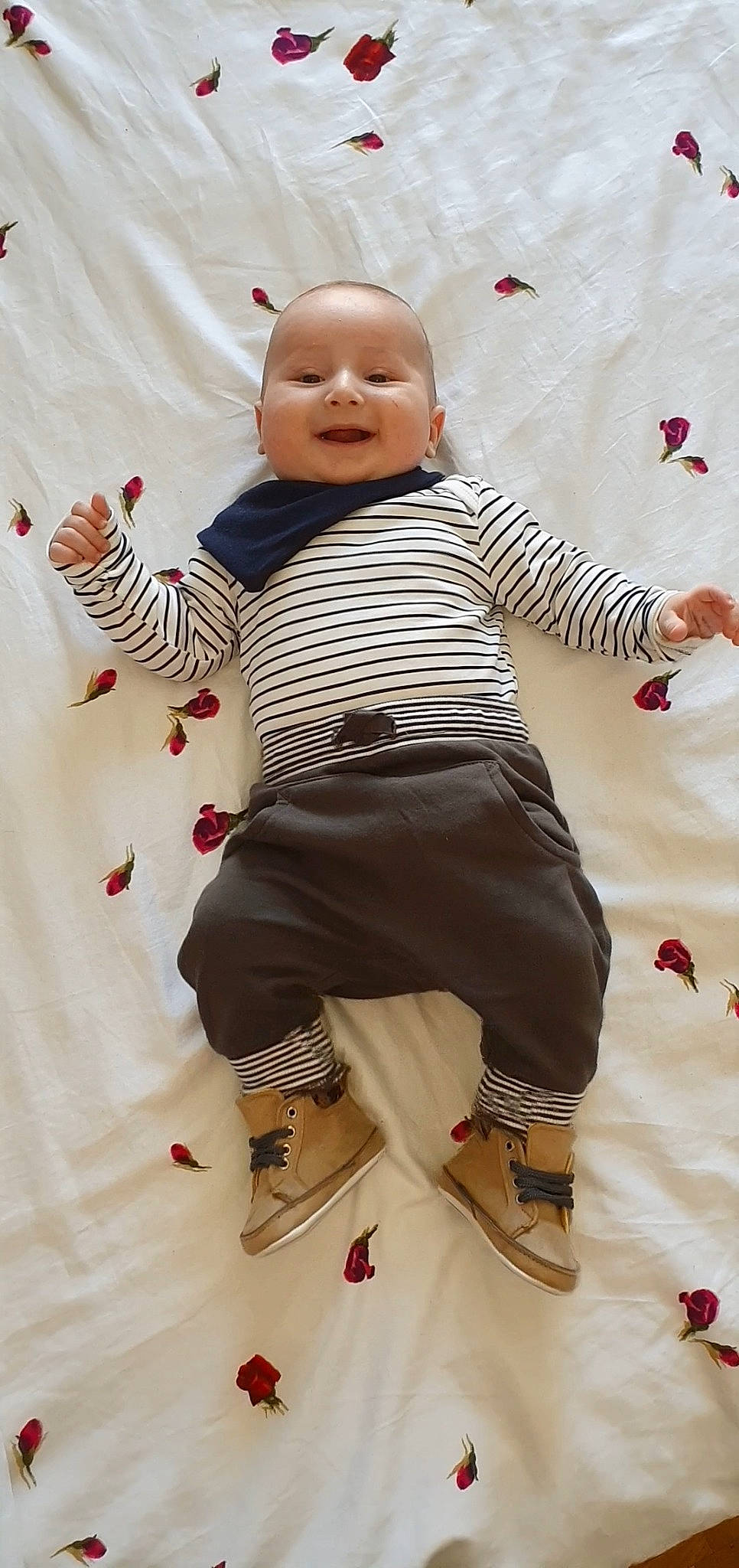 Sinan participe au concours pour gagner de l'argent avec cette photo : baby, child, person, skin, toddler, white