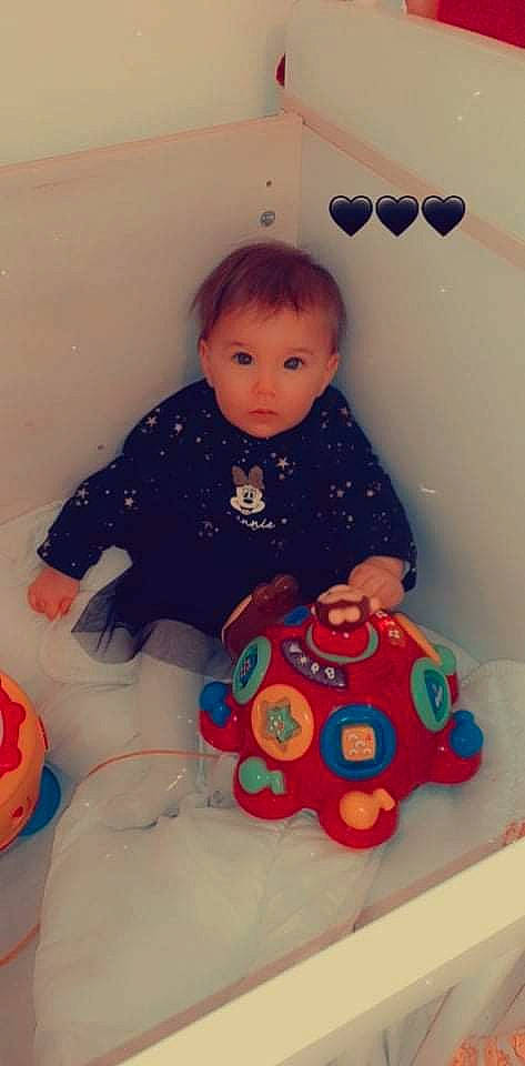 Ellya participe au concours pour gagner de l'argent avec cette photo : arm, baby, baby_playing_with_toys, baby_products, baby_toddler_clothing, baby_toys, cheek, child, event, facial_expression, fun, person, pink, play, room, sitting, skin, sleeve, standing, toddler