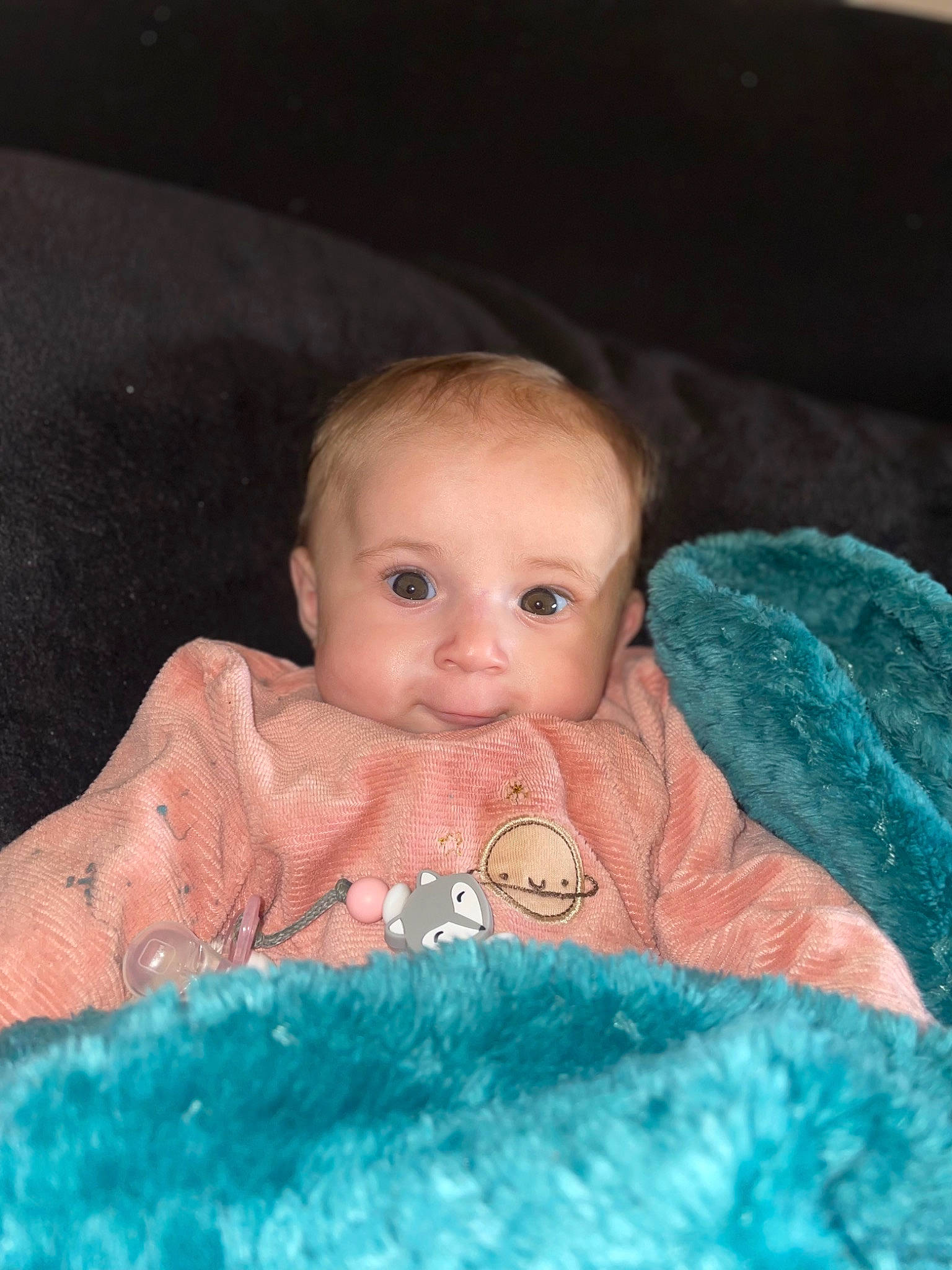 Elena a rejoint le concours — aidez-le/la à gagner de superbes lots ! baby, baby_toddler_clothing, cheek, chin, comfort, eye, eyebrow, face, finger, hair, happy, head, human_body, iris, linens, lip, mouth, nose, person, skin