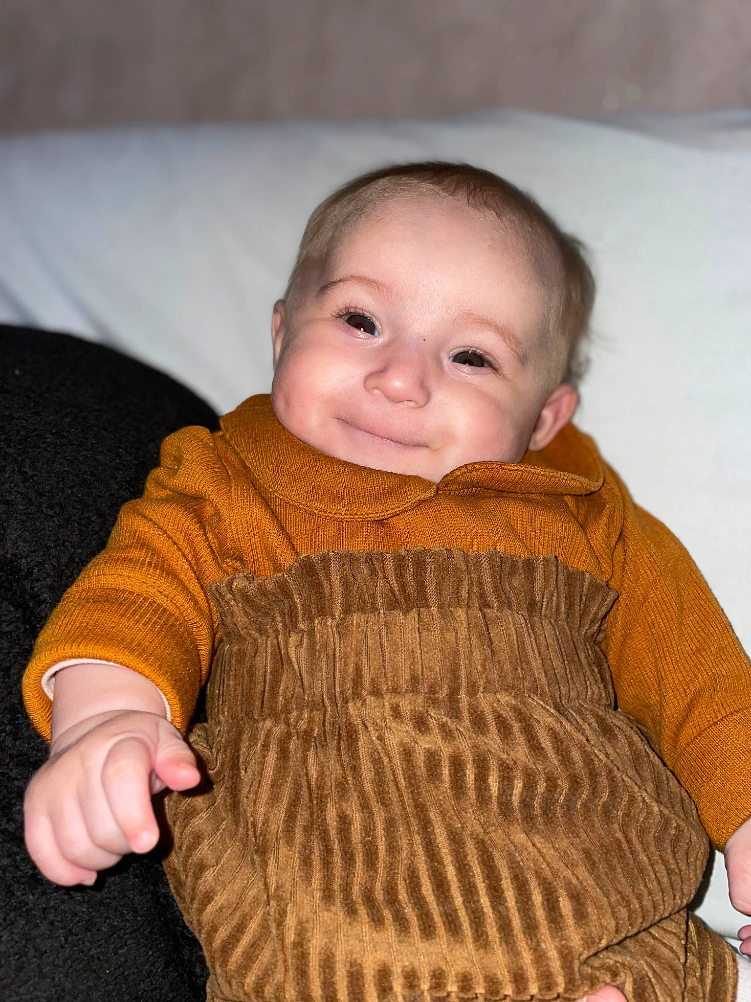 Elena participe au concours pour gagner de l'argent avec cette photo : arm, baby, baby_toddler_clothing, cheek, chin, comfort, eye, head, iris, lip, nose, outerwear, person, skin, sleeve, smile, textile, toddler, wood, wool
