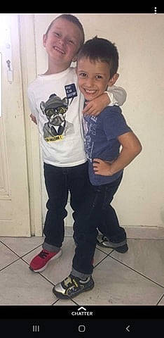 Léo Et Sasha a rejoint le concours — aidez-le/la à gagner de superbes lots ! black_hair, cheek, child, cool, dog_breed, footwear, head, jeans, joy, leg, outerwear, person, shoe, sleeve, smile, standing, t_shirt, toddler