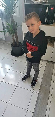 Léo Et Sasha a rejoint le concours — aidez-le/la à gagner de superbes lots ! child, floor, flooring, footwear, leg, person, plant, play, shoe, standing, tile, toddler