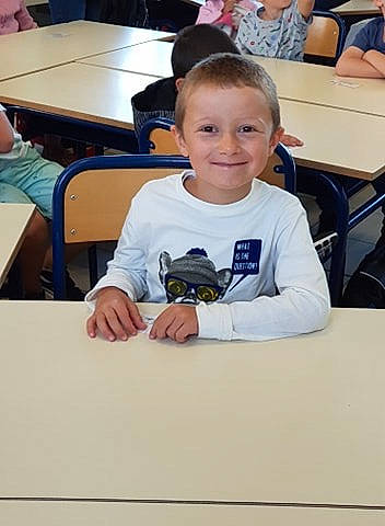 Léo Et Sasha a rejoint le concours — aidez-le/la à gagner de superbes lots ! auto_part, blurred, child, finger, fun, joy, learning, person, sitting, student, toddler