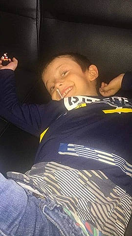 Léo Et Sasha participe au concours pour gagner de l'argent avec cette photo : person, sleep