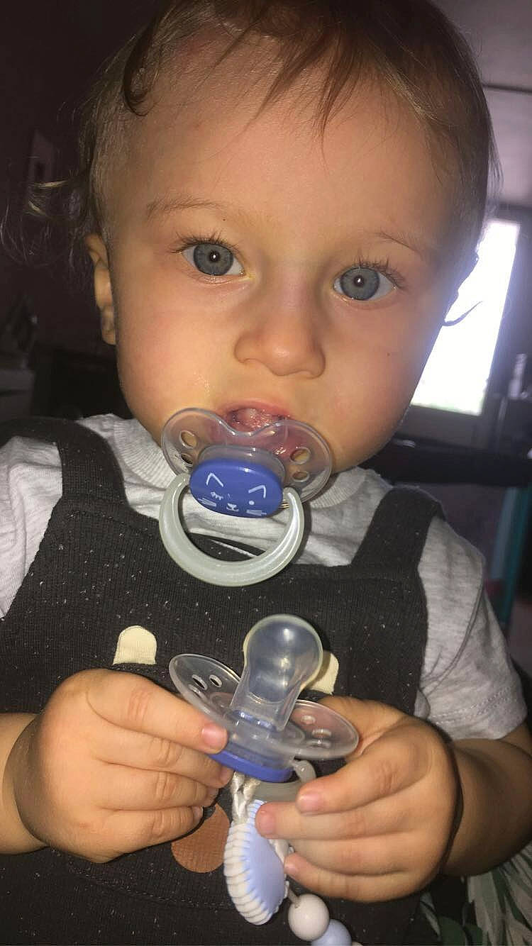 Ethan participe au concours pour gagner de l'argent avec cette photo : child, drinking, person, plastic_bottle, toddler, water