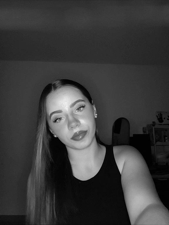 Manon participe au concours pour gagner de l'argent avec cette photo : black_and_white, black_hair, chest, elbow, eyebrow, eyelash, eyewear, face, flash_photography, gesture, grey, hair, hairstyle, head, jaw, lip, mouth, neck, nose, person