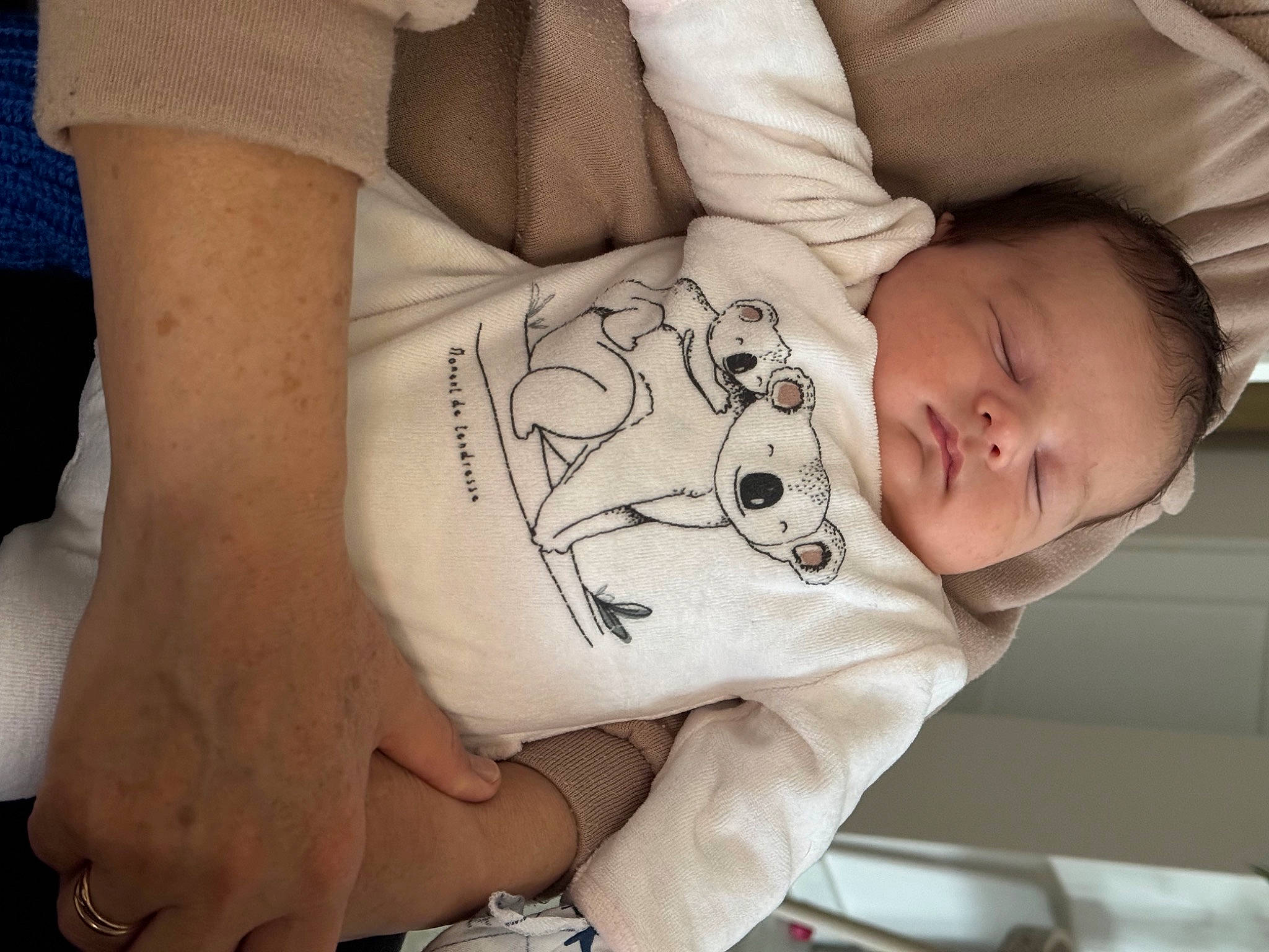 Leonardo participe au concours pour gagner de l'argent avec cette photo : baby, baby_products, baby_toddler_clothing, cheek, child, comfort, elbow, finger, gesture, hand, human_body, human_leg, knee, pattern, person, sitting, skin, sleeve, thigh, toddler