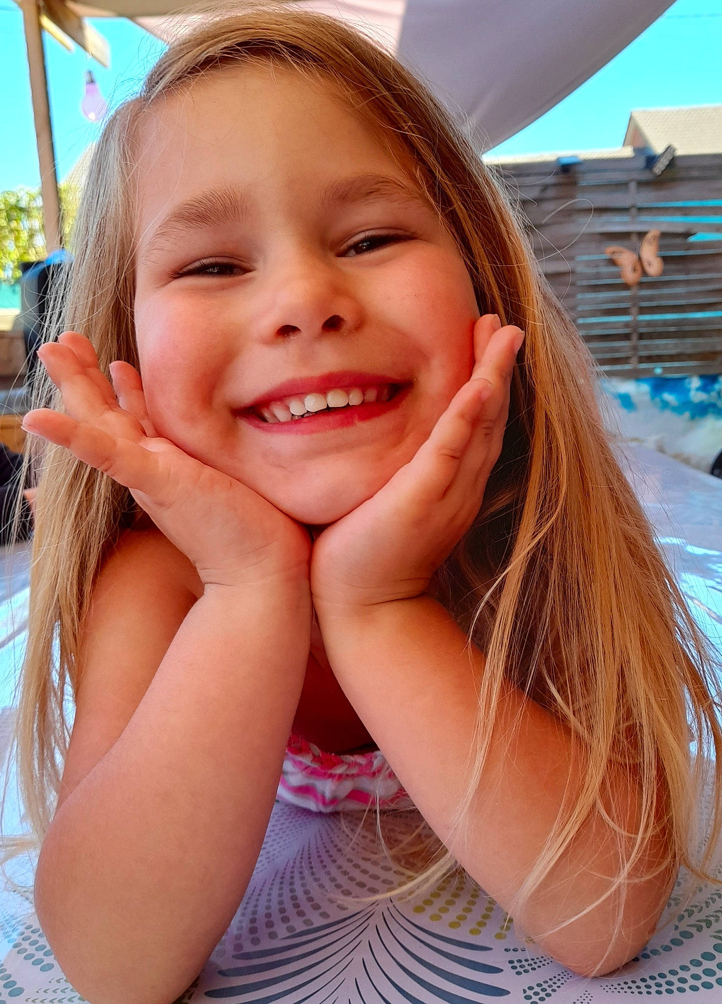 Laurelyne a rejoint le concours — aidez-le/la à gagner de superbes lots ! cheek, eye, eyebrow, eyelash, finger, flash_photography, gesture, happy, head, iris, joy, leisure, lip, mouth, neck, nose, people_in_nature, person, pink, skin