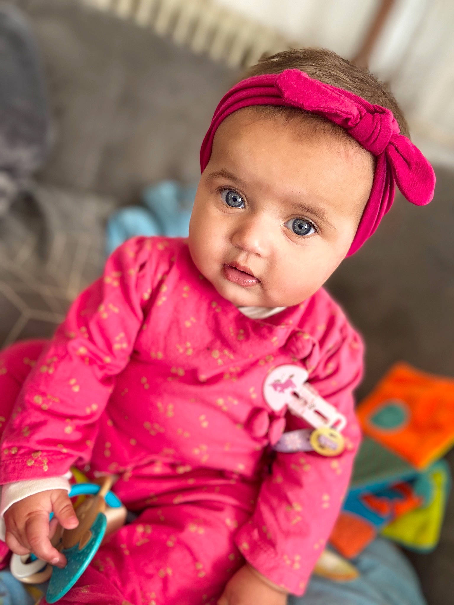 Irys a rejoint le concours — aidez-le/la à gagner de superbes lots ! baby, cheek, child, child_model, eye, face, hair_accessory, headgear, lip, magenta, outerwear, person, photography, pink, play, red, skin, smile, toddler