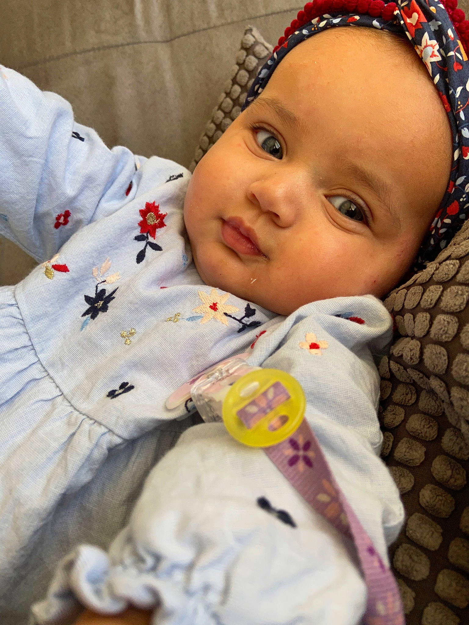 Irys a rejoint le concours — aidez-le/la à gagner de superbes lots ! baby, baby_products, cheek, child, eye, forehead, hair_accessory, head, headgear, lip, nose, person, skin, smile, toddler