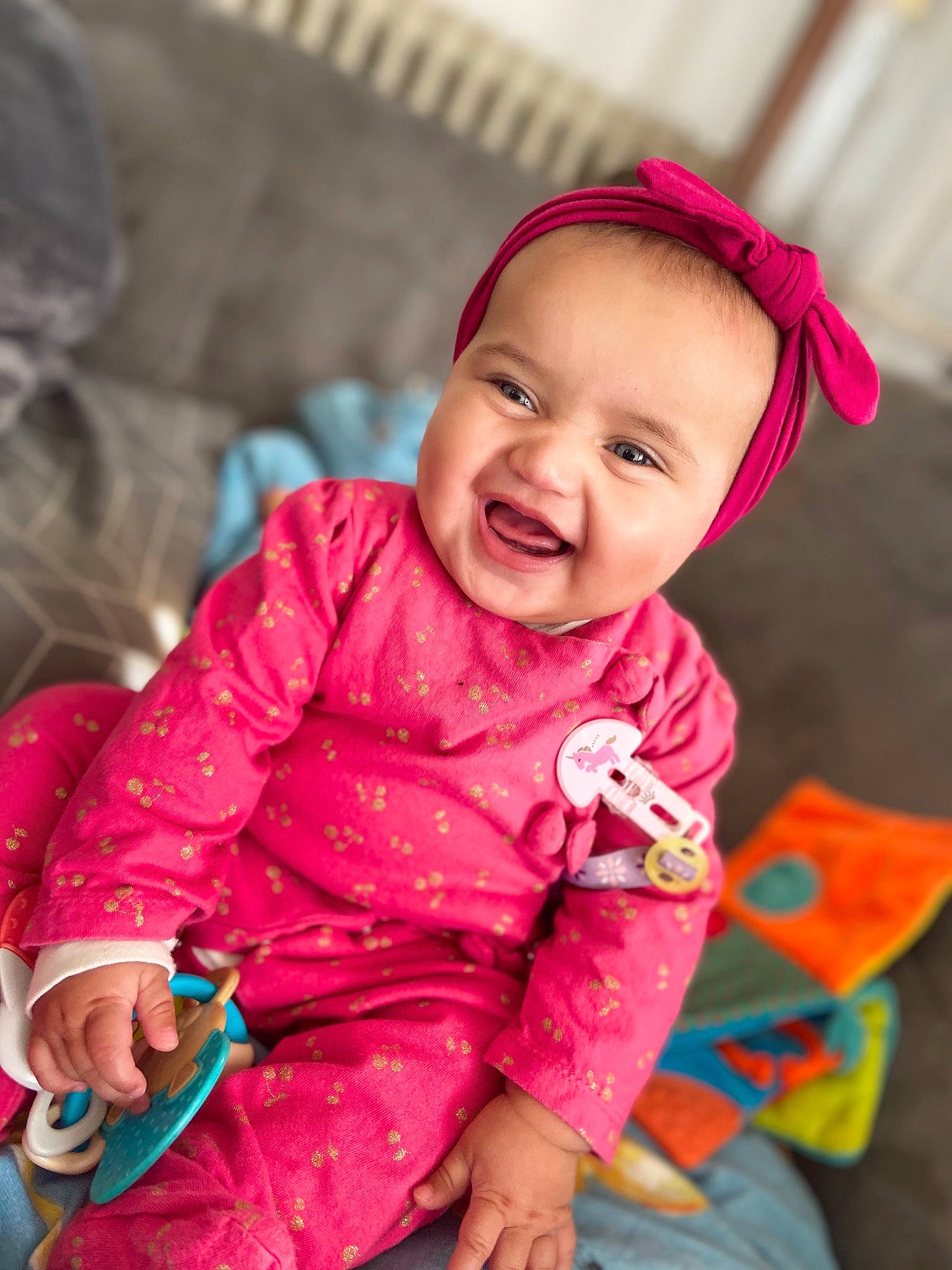 Irys participe au concours pour gagner de l'argent avec cette photo : baby, baby_laughing, cheek, child, facial_expression, fun, hair_accessory, happy, laugh, magenta, people, person, pink, play, red, sitting, skin, smile, toddler