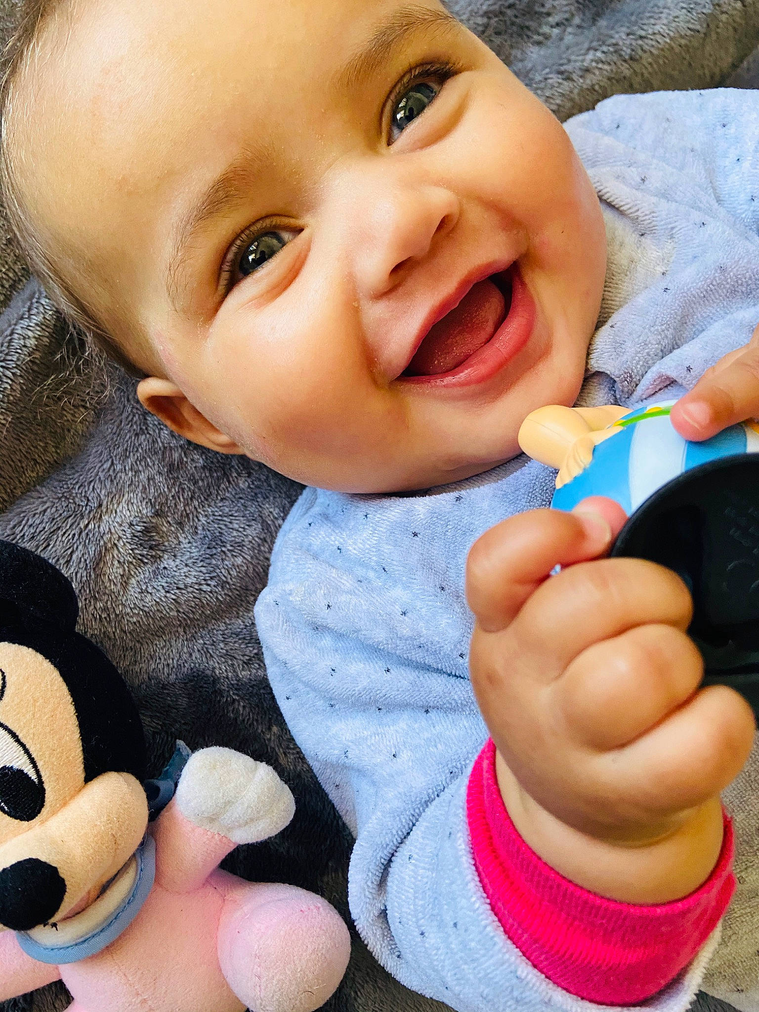 Irys a rejoint le concours — aidez-le/la à gagner de superbes lots ! baby, baby_playing_with_toys, baby_toys, cheek, child, finger, hand, happy, joy, lip, mouth, nose, person, play, skin, smile, thumb, toddler, toy