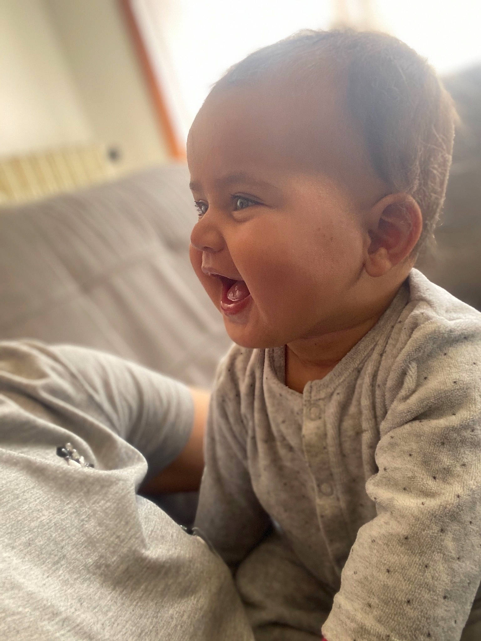 Irys participe au concours pour gagner de l'argent avec cette photo : baby, cheek, child, chin, ear, face, facial_expression, forehead, head, mouth, nose, person, sitting, skin, smile, toddler