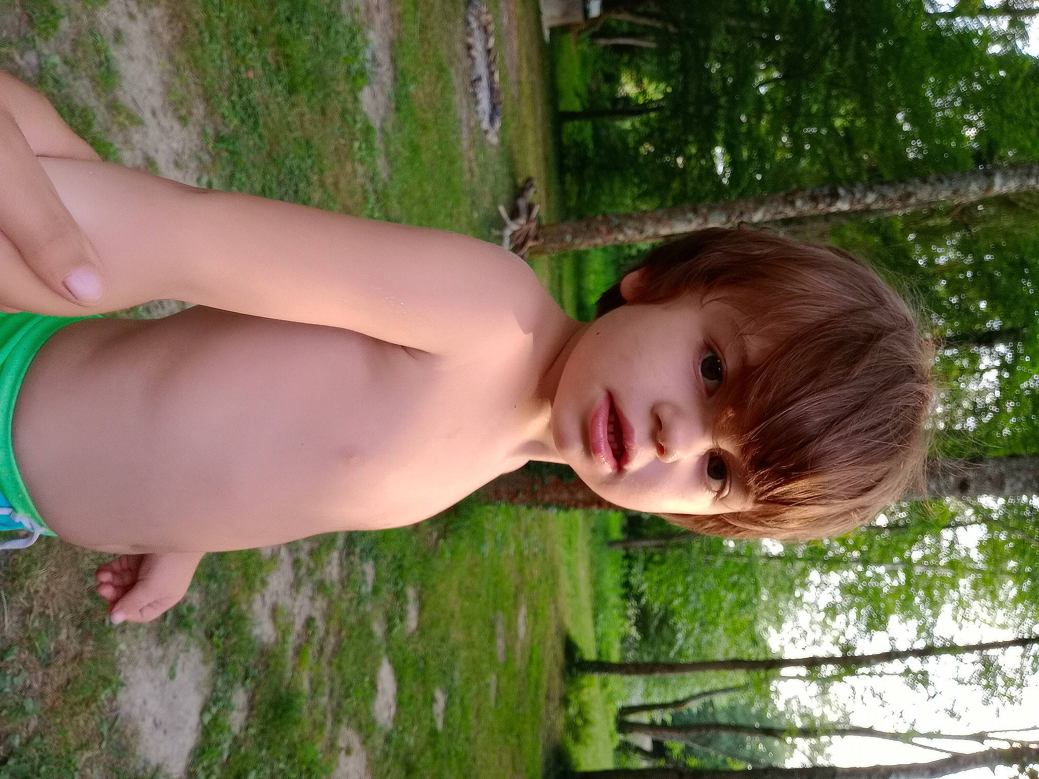 Kévin a rejoint le concours — aidez-le/la à gagner de superbes lots ! black_hair, chest, elbow, fun, grass, green, happy, human_body, joint, leisure, nature, people_in_nature, person, plant, shoulder, skin, thigh, toddler, tree, trunk