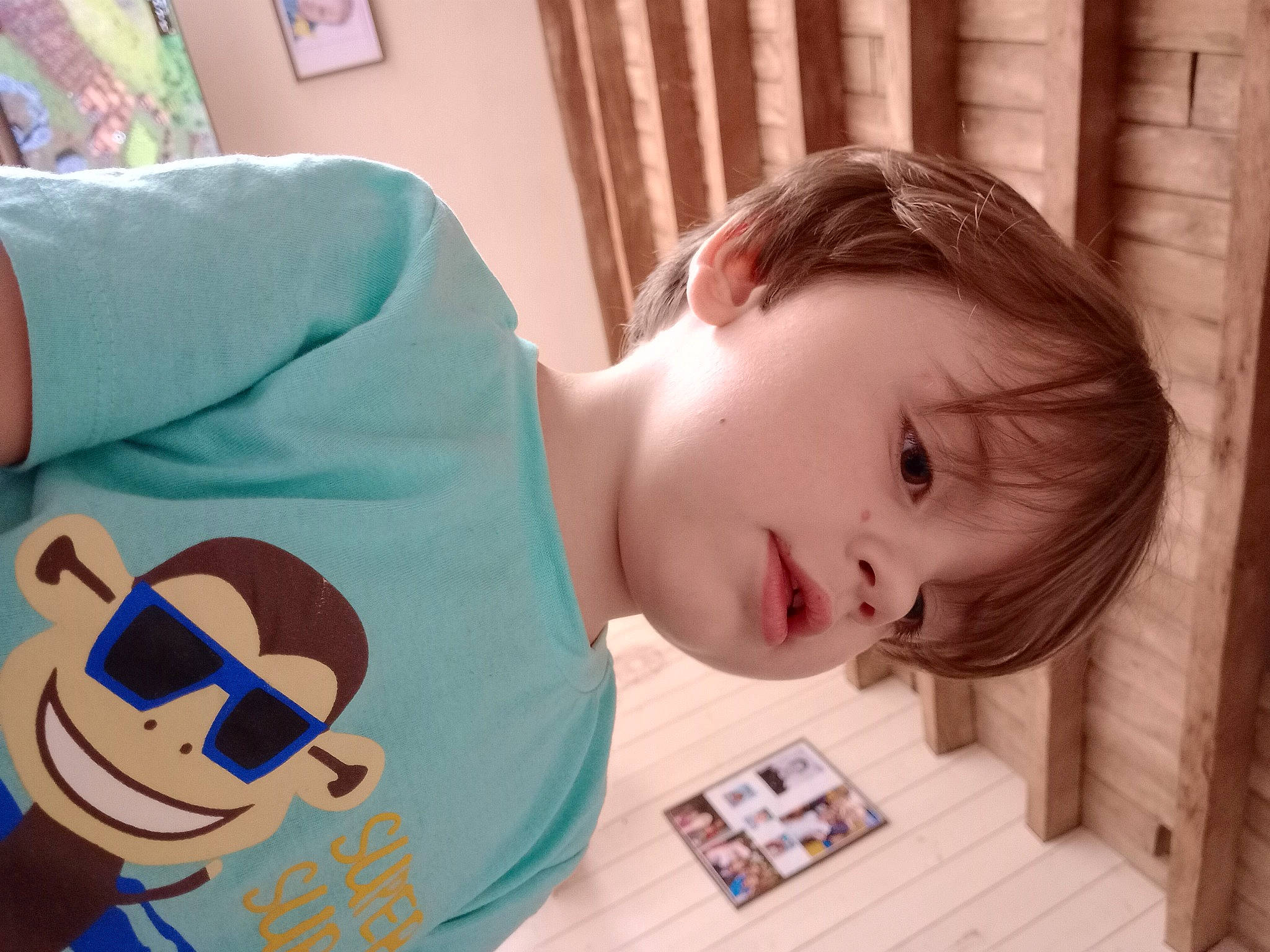 Kévin a rejoint le concours — aidez-le/la à gagner de superbes lots ! baby, baby_toddler_clothing, cheek, child, comfort, eyelash, face, flooring, fun, happy, hardwood, mouth, neck, nose, person, room, sitting, sleeve, t_shirt, toddler