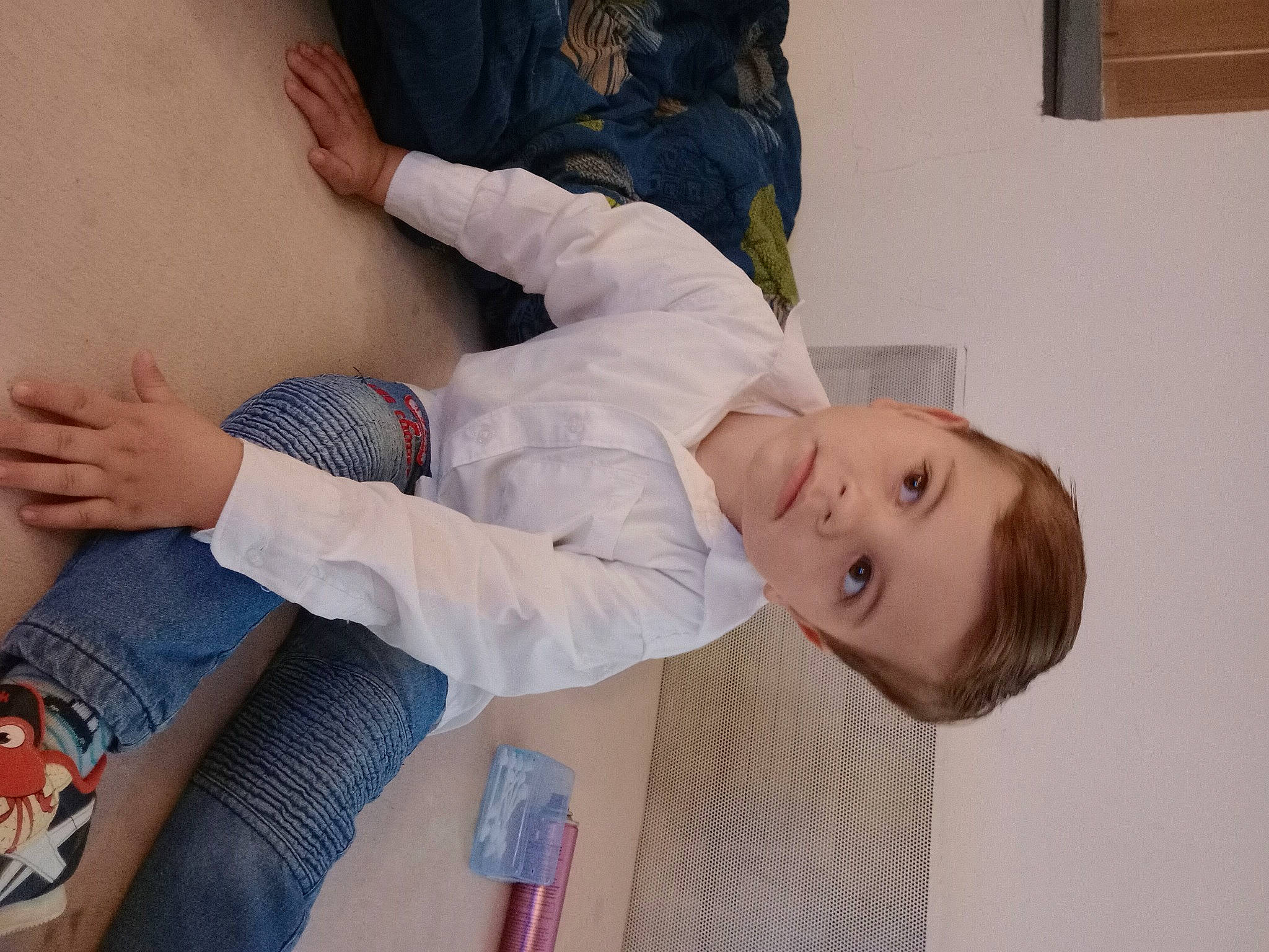 Kévin participe au concours pour gagner de l'argent avec cette photo : baby, child, comfort, elbow, finger, foot, gesture, human_leg, joint, knee, leg, mouth, person, sitting, sleeve, sock, thigh, thumb, toddler, tree