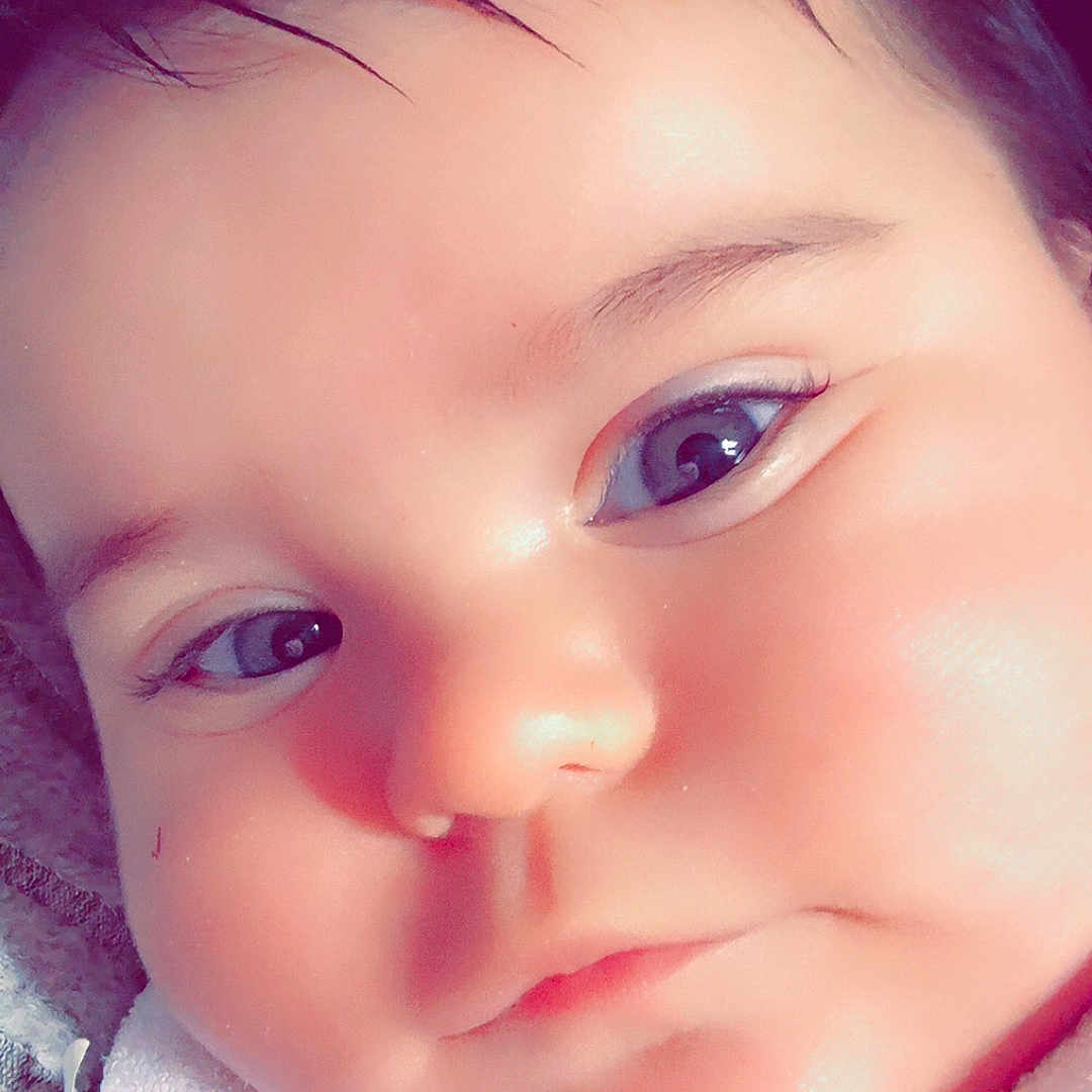 Dulcé Herbreteau a rejoint le concours — aidez-le/la à gagner de superbes lots ! adorable, baby, child, close_up, cute, expression, eyes, face, head, human, indoors, infant, newborn, person, portrait, skin, skin_texture, soft_texture, white_fabric, young