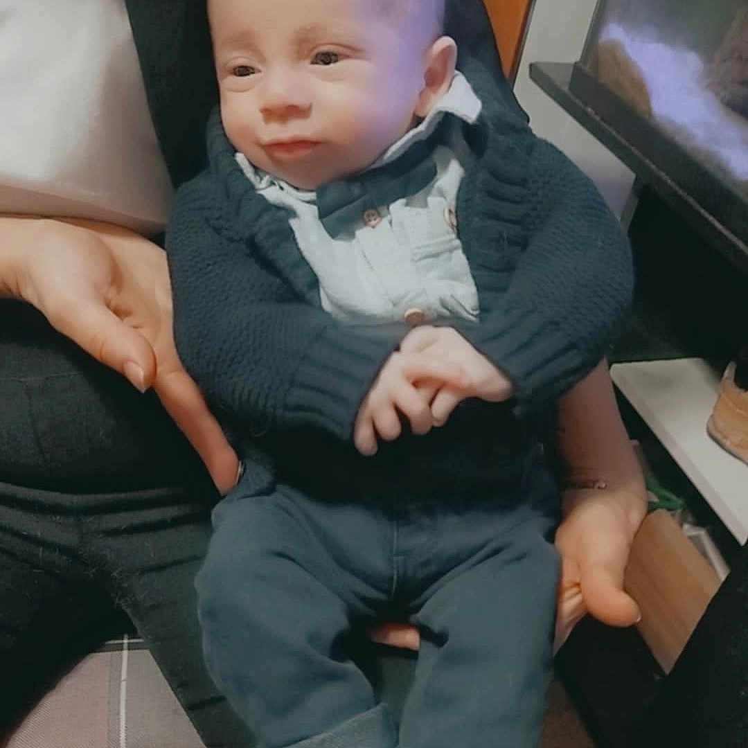 Hilaryo a rejoint le concours — aidez-le/la à gagner de superbes lots ! baby, casual, chair, child, clothing, cozy, cute, furniture, hands, human, indoor, infant, knitted_sweater, lap, person, portrait, seated, small, socks, wood