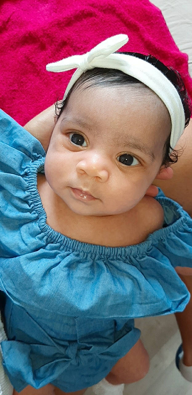 Léyana'H participe au concours pour gagner de l'argent avec cette photo : azure, baby, baby_toddler_clothing, cheek, chin, dress, eye, eyebrow, eyelash, face, happy, headgear, headpiece, iris, lip, person, pink, purple, skin, smile