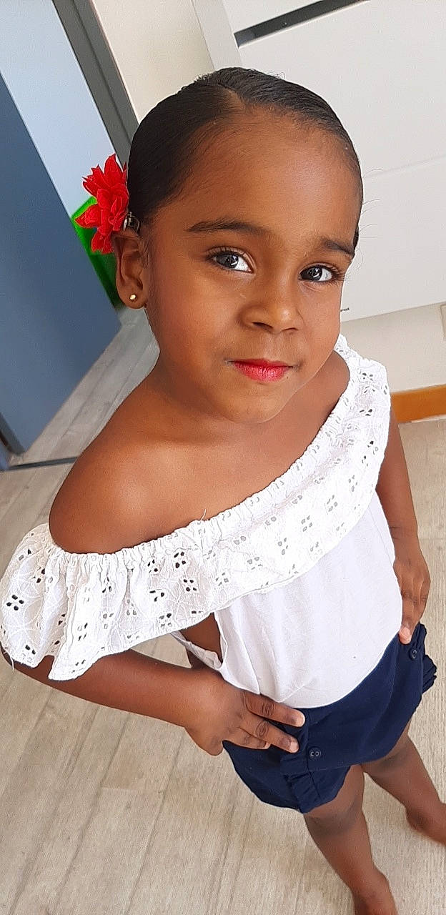 Katha'Leya a rejoint le concours — aidez-le/la à gagner de superbes lots ! baby_toddler_clothing, chest, day_dress, dress, embellishment, eyelash, face, fashion_design, flower, happy, jewellery, joy, neck, person, shoulder, skin, sleeve, smile, toddler, trunk