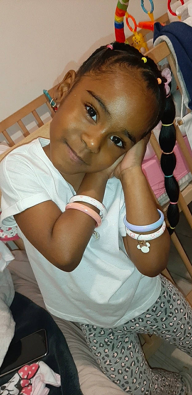 Katha'Leya participe au concours pour gagner de l'argent avec cette photo : audio_equipment, black_hair, chin, ear, elbow, eye, eyelash, flash_photography, hair, happy, head, headphones, hearing, jewellery, joy, mouth, neck, person, skin, smile