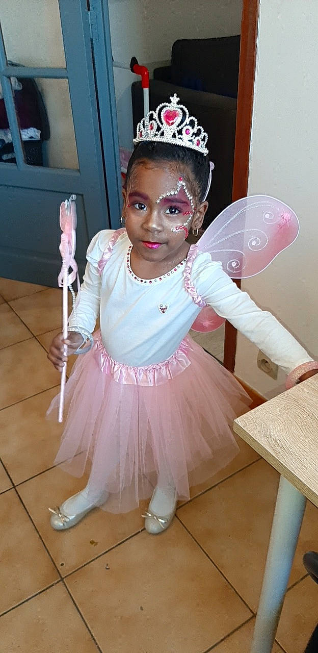Katha'Leya a rejoint le concours — aidez-le/la à gagner de superbes lots ! baby_toddler_clothing, ballet_tutu, child, dress, event, eyewear, fashion_accessory, fashion_design, flooring, hair_accessory, hairstyle, happy, headband, headgear, headpiece, jewellery, magenta, mythical_creature, person, pink