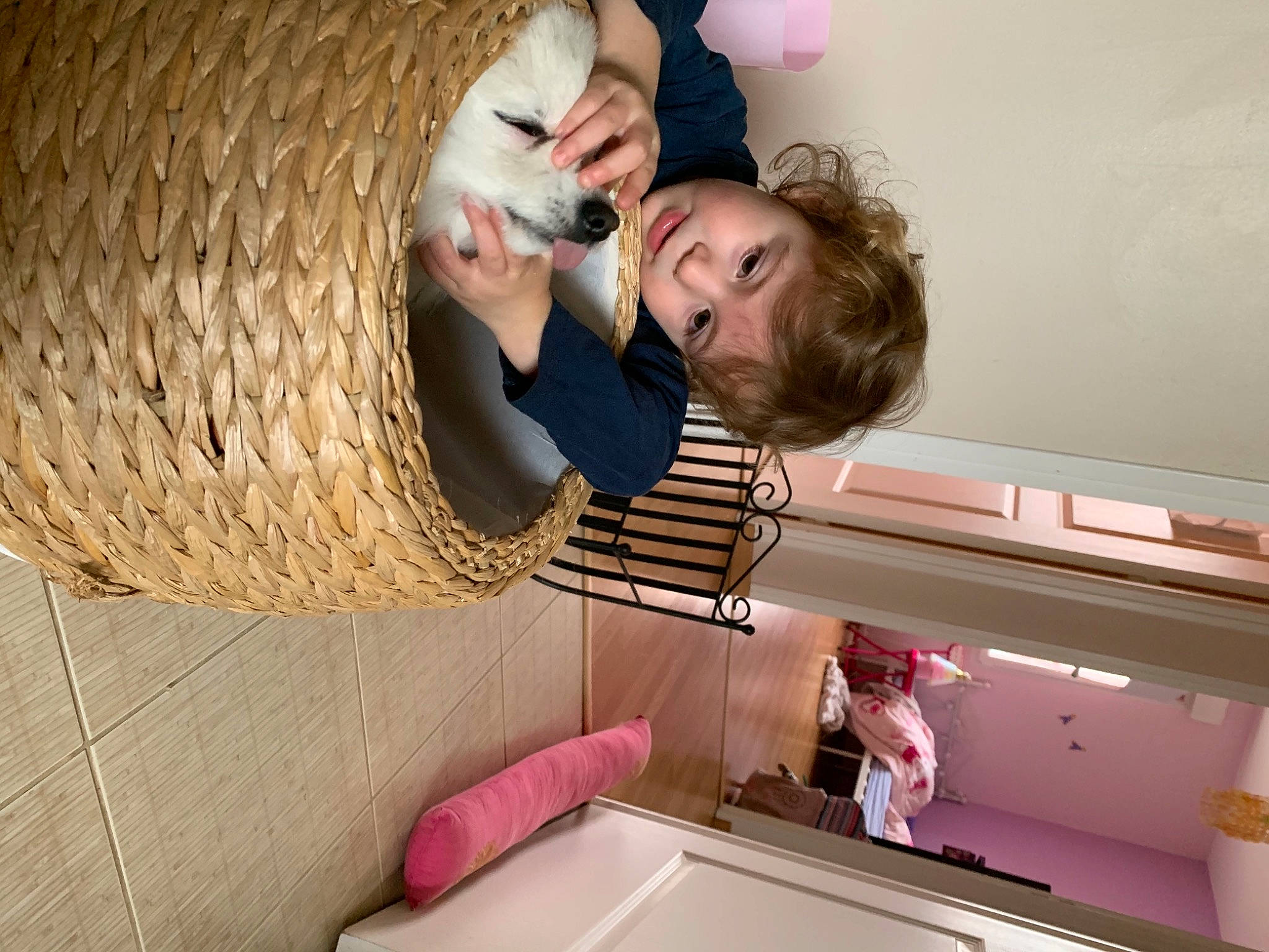 Popsy a rejoint le concours — aidez-le/la à gagner de superbes lots ! baby, ceiling, child, comfort, flooring, fun, happy, house, interior_design, leisure, magenta, pink, room, sitting, smile, toddler, wicker, wood