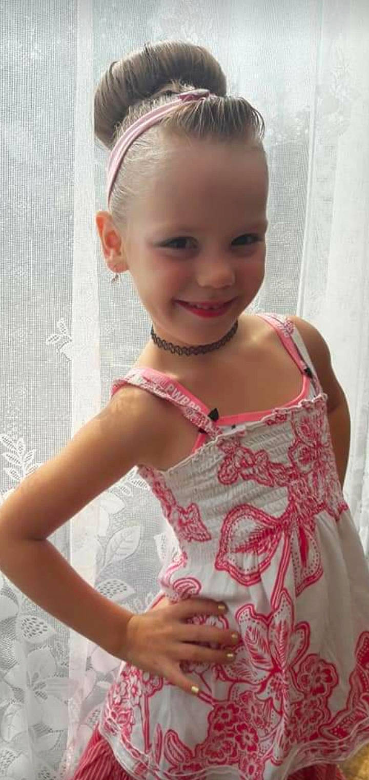 Miley participe au concours pour gagner de l'argent avec cette photo : child, child_model, clothing, dress, joy, pattern, person, pink, smile, textile, toddler