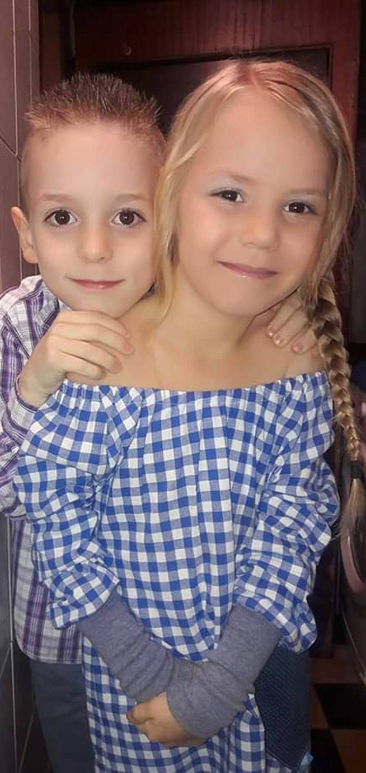 Miley participe au concours pour gagner de l'argent avec cette photo : blond, cheek, child, child_model, design, eye, eyebrow, face, forehead, hair, hairstyle, head, iris, joy, lip, nose, pattern, person, plaid, skin