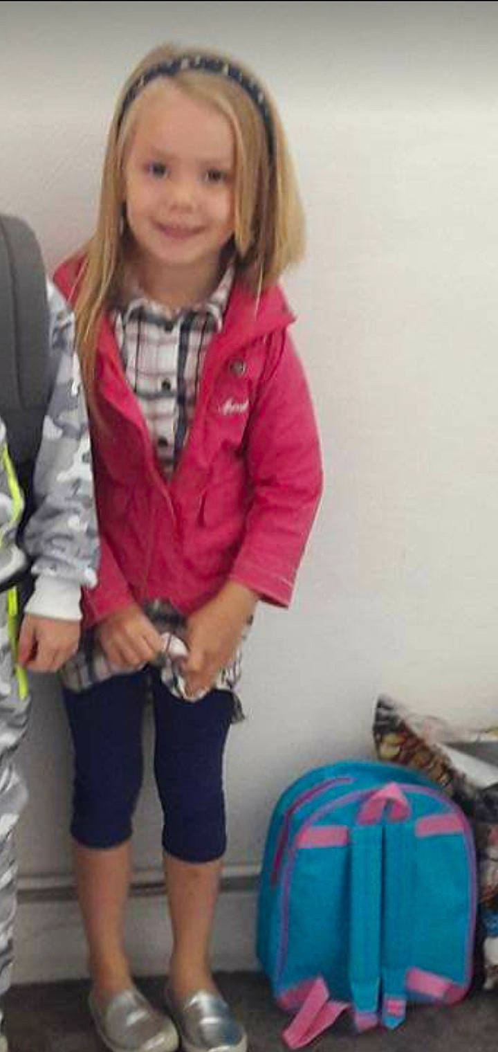 Miley participe au concours pour gagner de l'argent avec cette photo : blond, brown_hair, cheek, child, child_model, clothing, cool, fashion, footwear, hood, hoodie, jacket, joy, leg, long_hair, outerwear, person, pink, shoulder, sitting