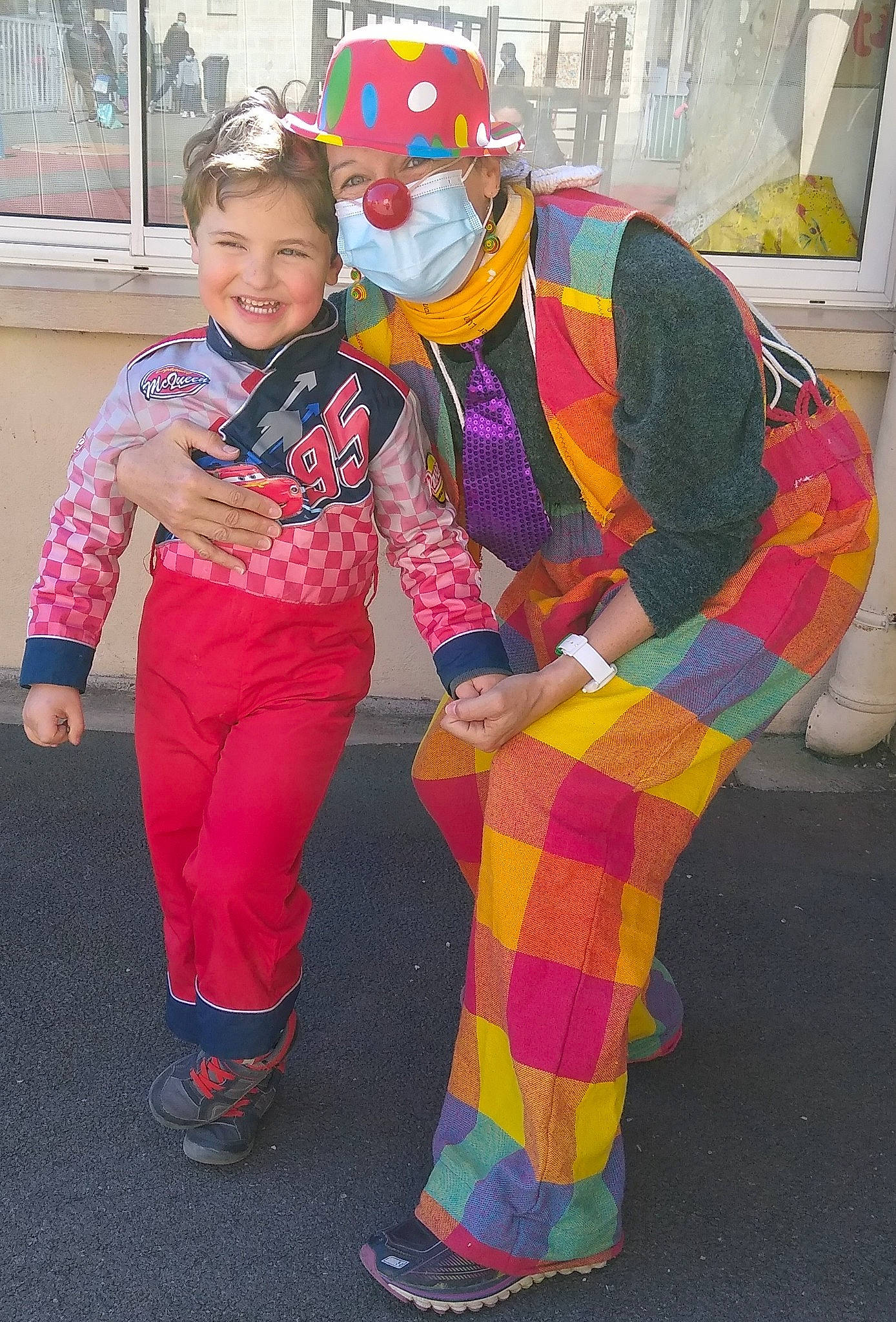 Swan a rejoint le concours — aidez-le/la à gagner de superbes lots ! art, costume, event, fashion_design, fun, fur, happy, hat, joy, pattern, person, smile, street_fashion, sunglasses, vacation, window