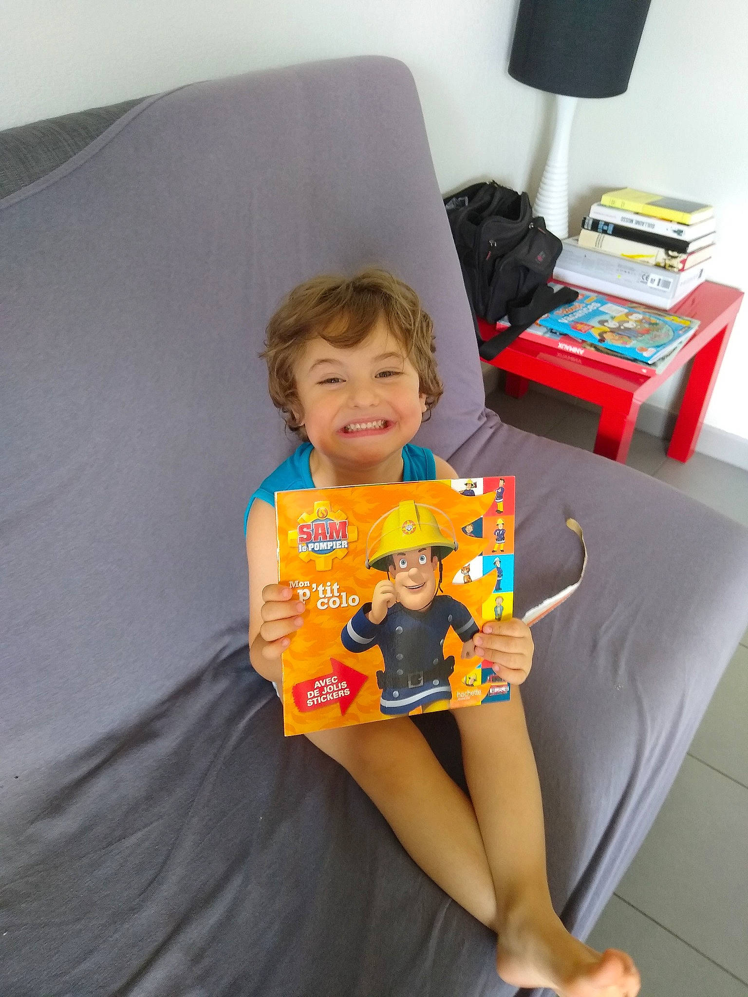 Swan a rejoint le concours — aidez-le/la à gagner de superbes lots ! baby_toys, child, electronic_device, furniture, joint, joy, leg, person, play, room, sitting, t_shirt, toddler, toy, vacation