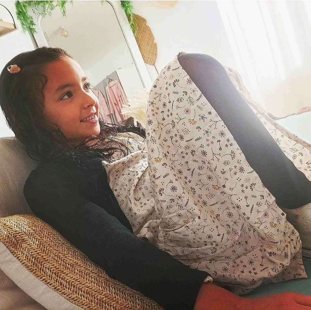 Safiah a rejoint le concours — aidez-le/la à gagner de superbes lots ! blond, comfort, fashion_accessory, fashion_design, flooring, happy, human_leg, joint, joy, linens, long_hair, neck, pattern, person, selfie, shoulder, sitting, sleeve, smile, textile