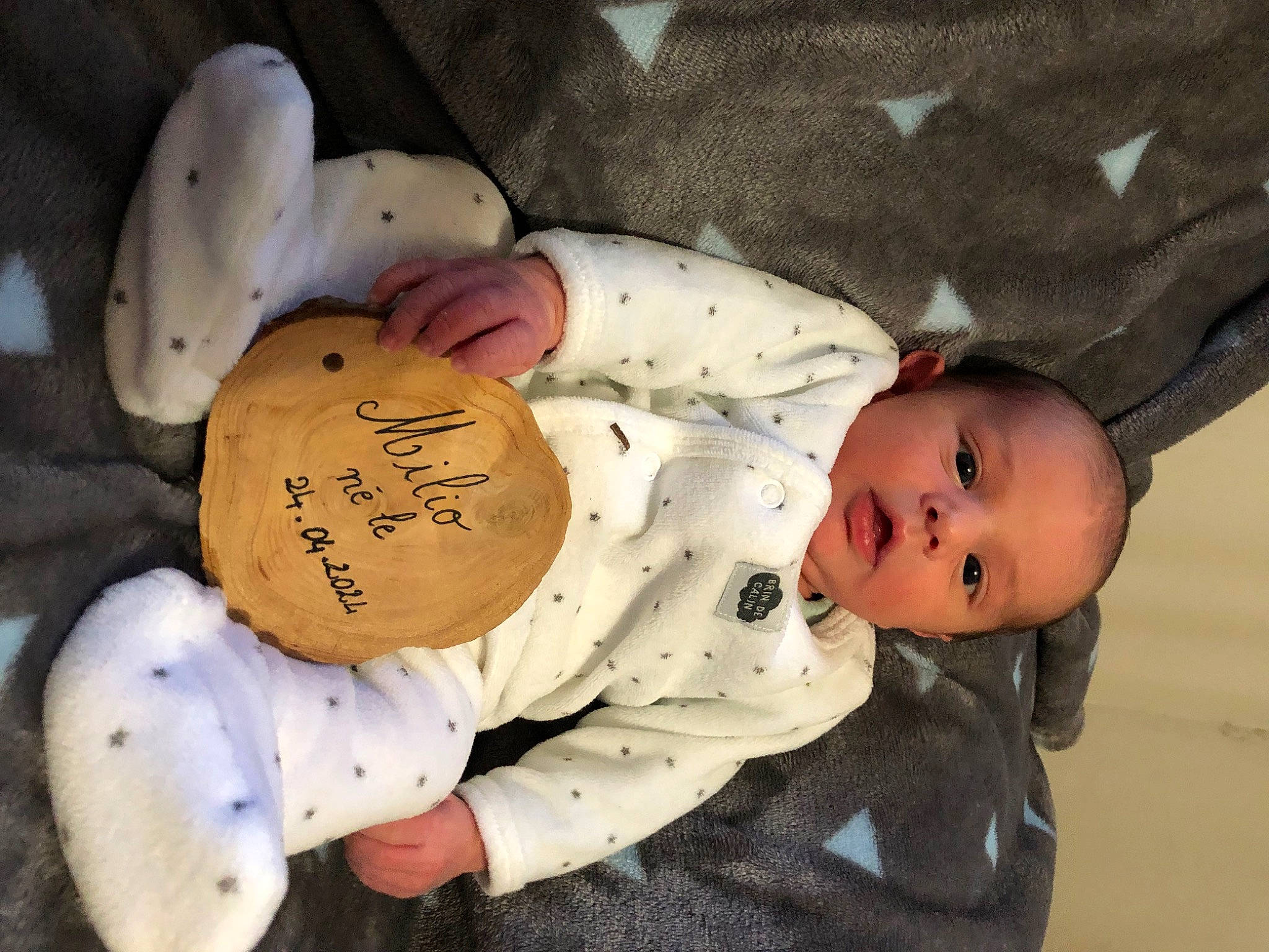 Milio a rejoint le concours — aidez-le/la à gagner de superbes lots ! abdomen, baby, baby_products, baby_sleeping, baby_toddler_clothing, beauty, cheek, child, comfort, hand, handwriting, human_body, people, person, product, room, skin, sleeve, toddler, toy