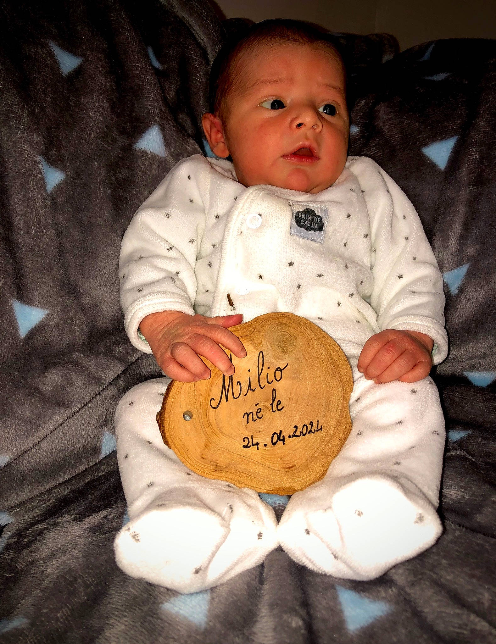 Milio a rejoint le concours — aidez-le/la à gagner de superbes lots ! baby, baby_products, baby_sleeping, baby_toddler_clothing, bedding, bedtime, cheek, child, comfort, face, finger, fur, happy, human_body, linens, person, photo_caption, sitting, sleeve, toddler