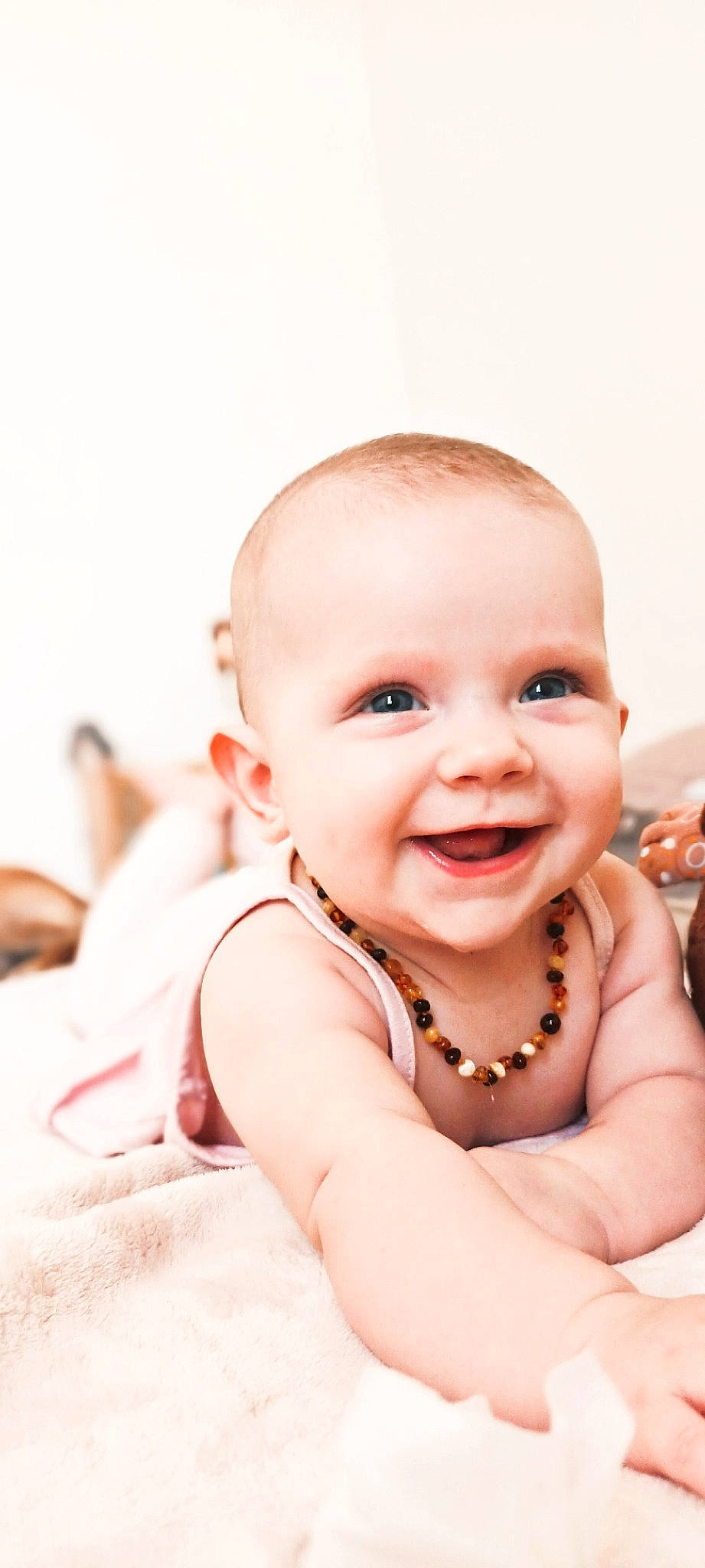 Lya participe au concours pour gagner de l'argent avec cette photo : baby, baby_laughing, baby_toddler_clothing, cheek, child, chin, dress, flash_photography, fun, gesture, happy, iris, joy, laugh, lip, mouth, nose, person, sitting, sleeve