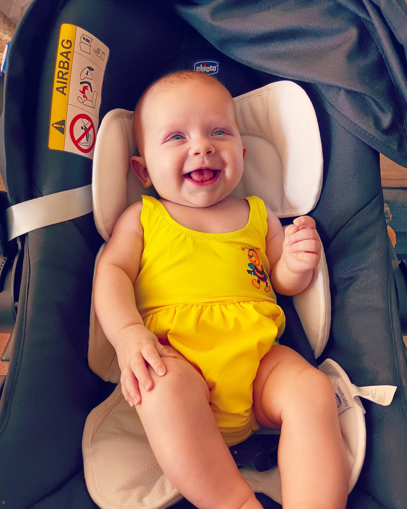 Lya a rejoint le concours — aidez-le/la à gagner de superbes lots ! arm, baby, baby_toddler_clothing, chair, cheek, comfort, cool, finger, fun, gesture, happy, knee, lap, leg, mouth, person, skin, smile, thigh, thumb
