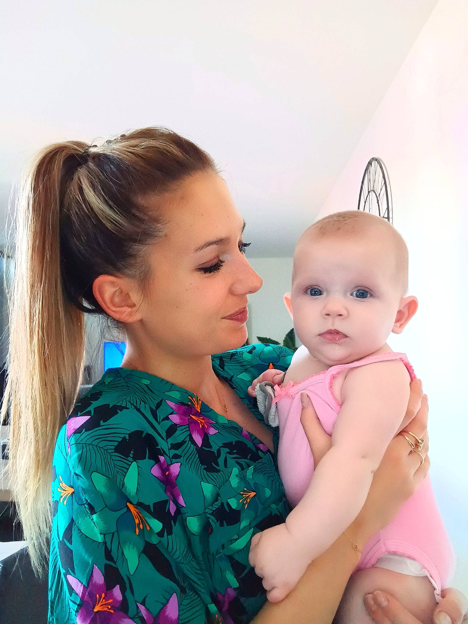 Lya participe au concours pour gagner de l'argent avec cette photo : abdomen, baby, baby_toddler_clothing, blond, child, event, fashion_accessory, fashion_design, flash_photography, fun, gesture, hair_accessory, happy, iris, jewellery, neck, person, shoulder, sitting, skin