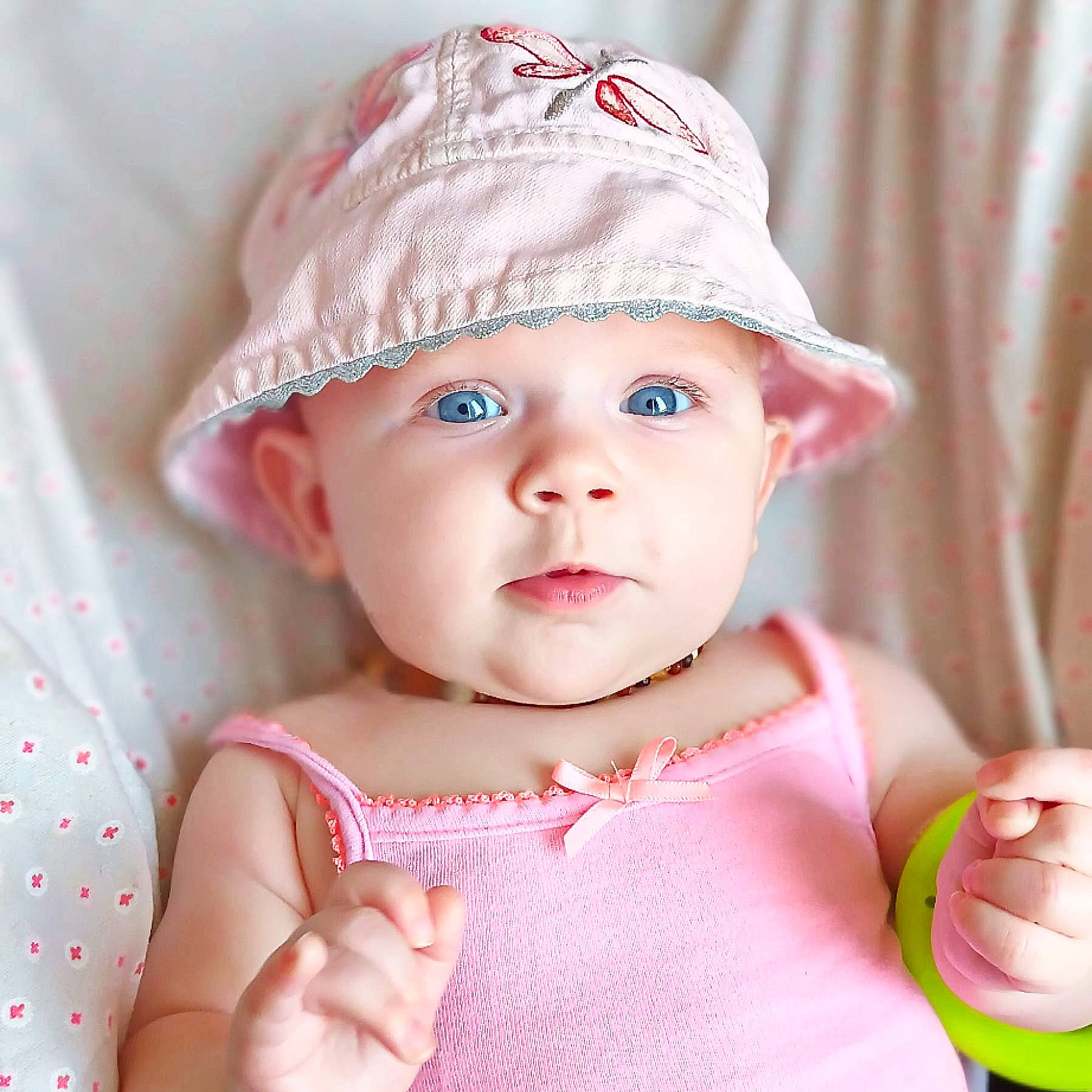 Lya participe au concours pour gagner de l'argent avec cette photo : baby, baby_products, baby_toddler_clothing, cap, cheek, child, eyelash, face, fun, happy, hat, headgear, headwear, lip, pattern, person, pink, skin, sleeve, sun_hat