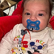 Maëlan participe au concours pour gagner de l'argent avec cette photo : baby, pacifier, beads, clothing, shirt, denim, hand, person, indoor, furniture, blanket, pattern, comfort, child, cute, resting, red_sleeve, blue_pacifier, name_beads, mickey_mouse