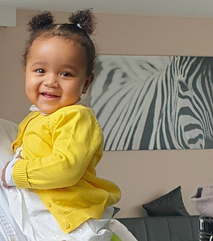 Inayah a rejoint le concours — aidez-le/la à gagner de superbes lots ! baby, baby_toddler_clothing, cheek, child, comfort, cool, couch, eyelash, face, fashion_accessory, fun, hairstyle, happy, head, joy, neck, person, skin, sleeve, smile