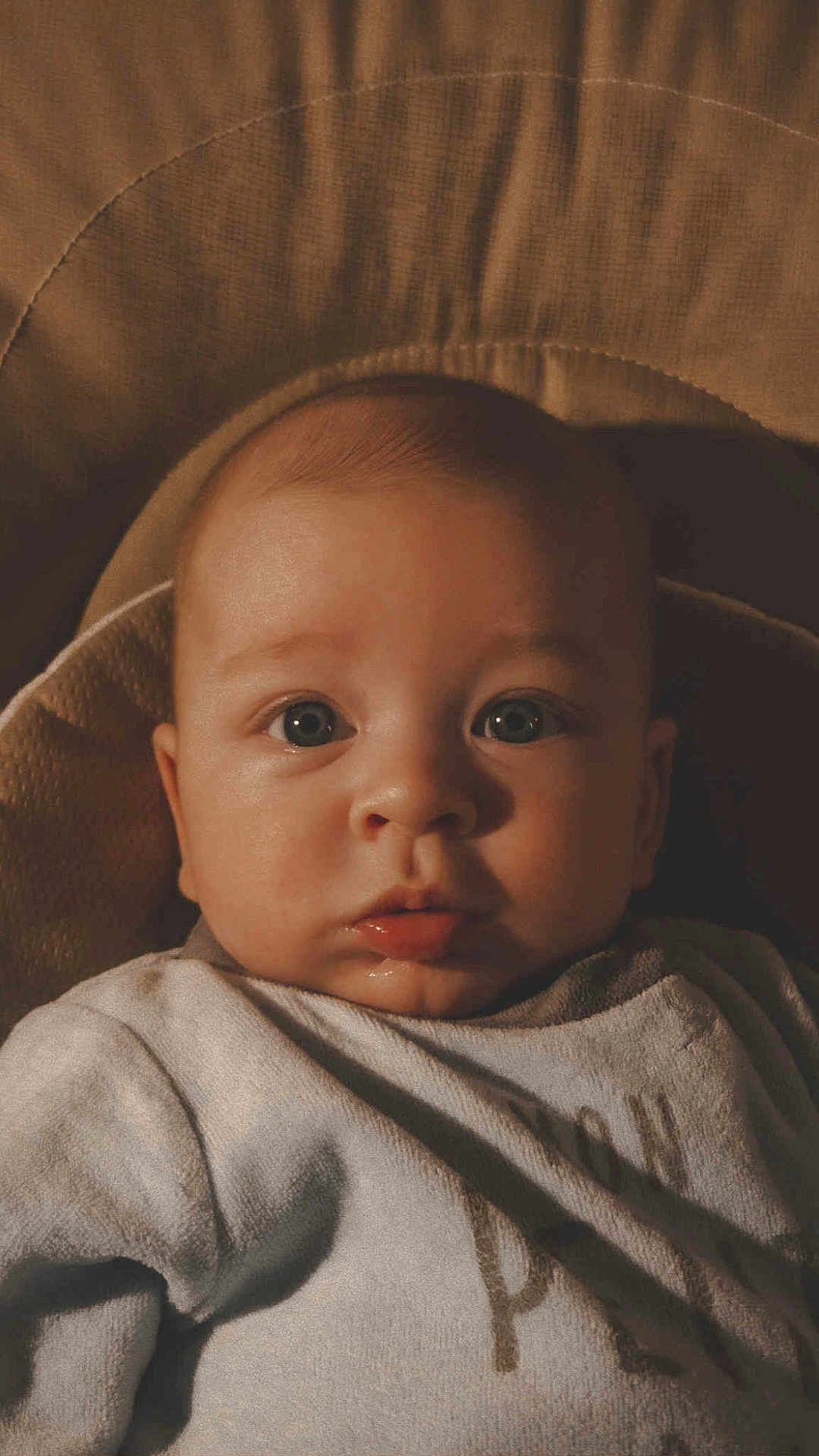 Raphaël participe au concours pour gagner de l'argent avec cette photo : baby, infant, face, eyes, onesie, clothing, portrait, closeup, child, cute, skin, head, expression, warm_lighting, newborn, young, person, indoors, soft_texture, babywear
